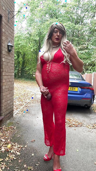 Seksi transvestit kellycd2022 u seksi crvenom kombinezonu i štiklama