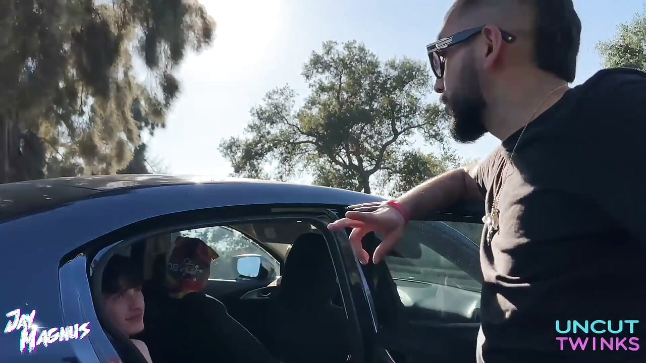 3 טווינקים לא חתוכים מוצצים טיולים בחוץ כמעט נתפסו