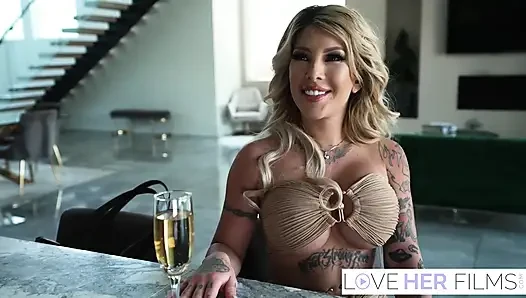 Kitana montana si cewek hot rambut pirang bertato lagi asik ngentot kontol setelah ngocok kontol