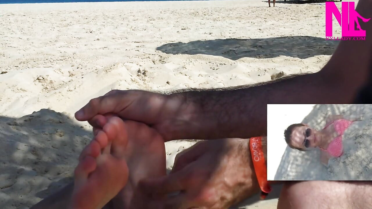 Ik word gekieteld op mijn voeten op het strand