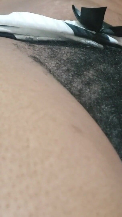 Super sexy milf toont haar poesje met rondborstige zelfzekerheid, rijpe allure en sterke chemie in een gewaagde sensuele scène | Clip 1