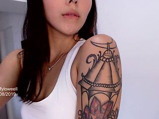 Красивая худенькая колумбийская вебкамера effyloweell показывает вам каждую из татуировок, которые украшают ее тело