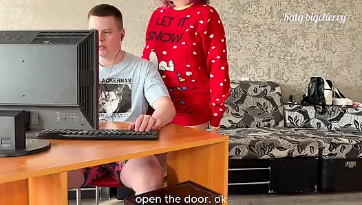 Geile freundin fickt den besten freund des freundes direkt hinter seinem rücken, während er spielt - anal + creampie