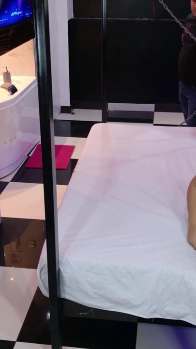 Trekant med to mexicanske mænd og en Latina MILF kneppet foran sin mand | Klip 1