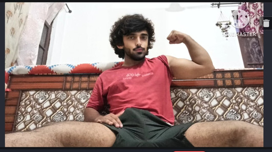 Desi Indische sportschooljongen toont zijn grote kont en pik middernacht hard klaarkomen