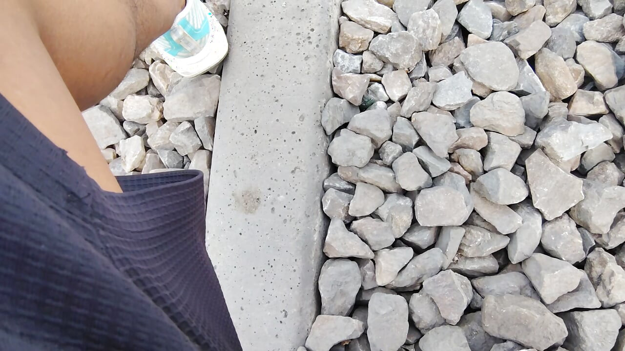 Train ki patali per jakar baith kar  handjob sakta hun