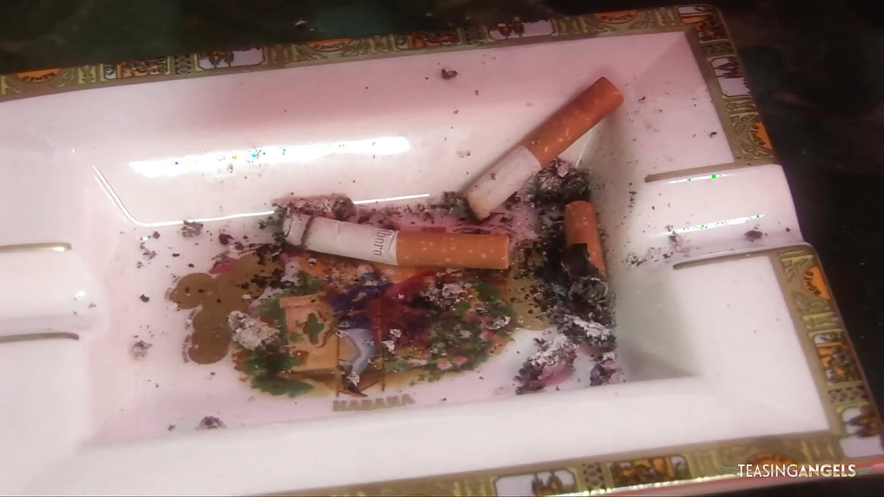 Maskeli piliç dışarıda yalanıp sert sikilmek istiyor