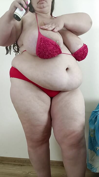 Bikini merah dan minyak