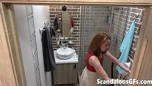 Эротическое обнаженное видео моей горячей рыжей подруги, задающей душ