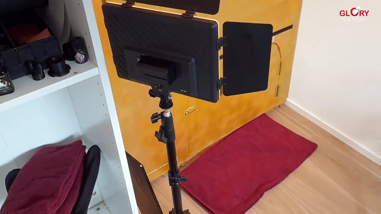 Papai batendo no gloryhole: O pistão grosso dele enche o vidro - e então eu espirro atrás dele com desejo