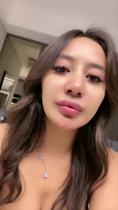 Pepek panas di sini menunggu batang hitam di dalamnya | Klip 3