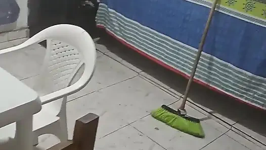 Keilimar membersihkan rumah sementara pacarnya yang bosan mencoba meyakinkannya untuk mengisap kontolnya tetapi pada akhirnya sesuatu yang gila terjadi