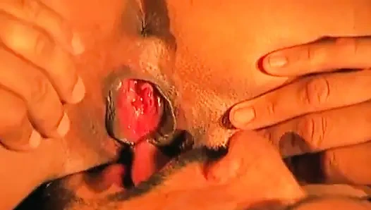 Чувственная восковая игра с горячей брюнеткой