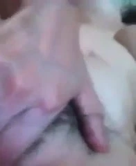 Korejská dívka si hraje sama se sebou