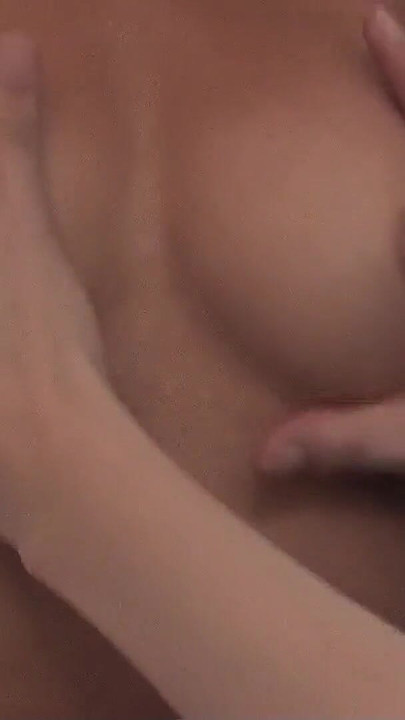 دختر ژاپنی برنزه با بدن لاغر و لب های بزرگ اولین بار بدون سانسور کستینگ JAV کرم پای فاک | کلیپ 1