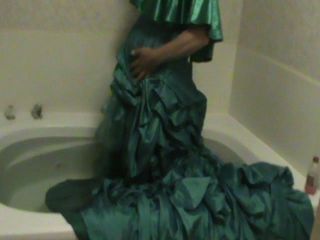 Jolie robe verte dans une baignoire, partie 1