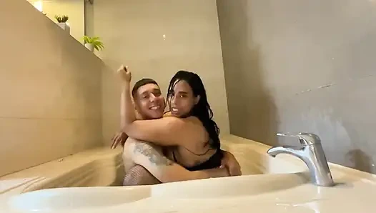 Echtes Heimvideo eines kolumbianischen Paares in der Badewanne