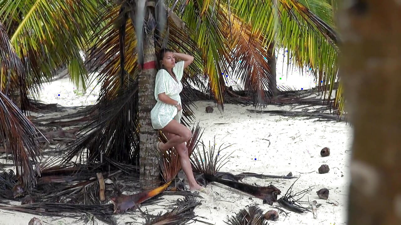 Un jeune couple aime filmer toutes les choses coquines pendant leurs vacances sur la belle plage