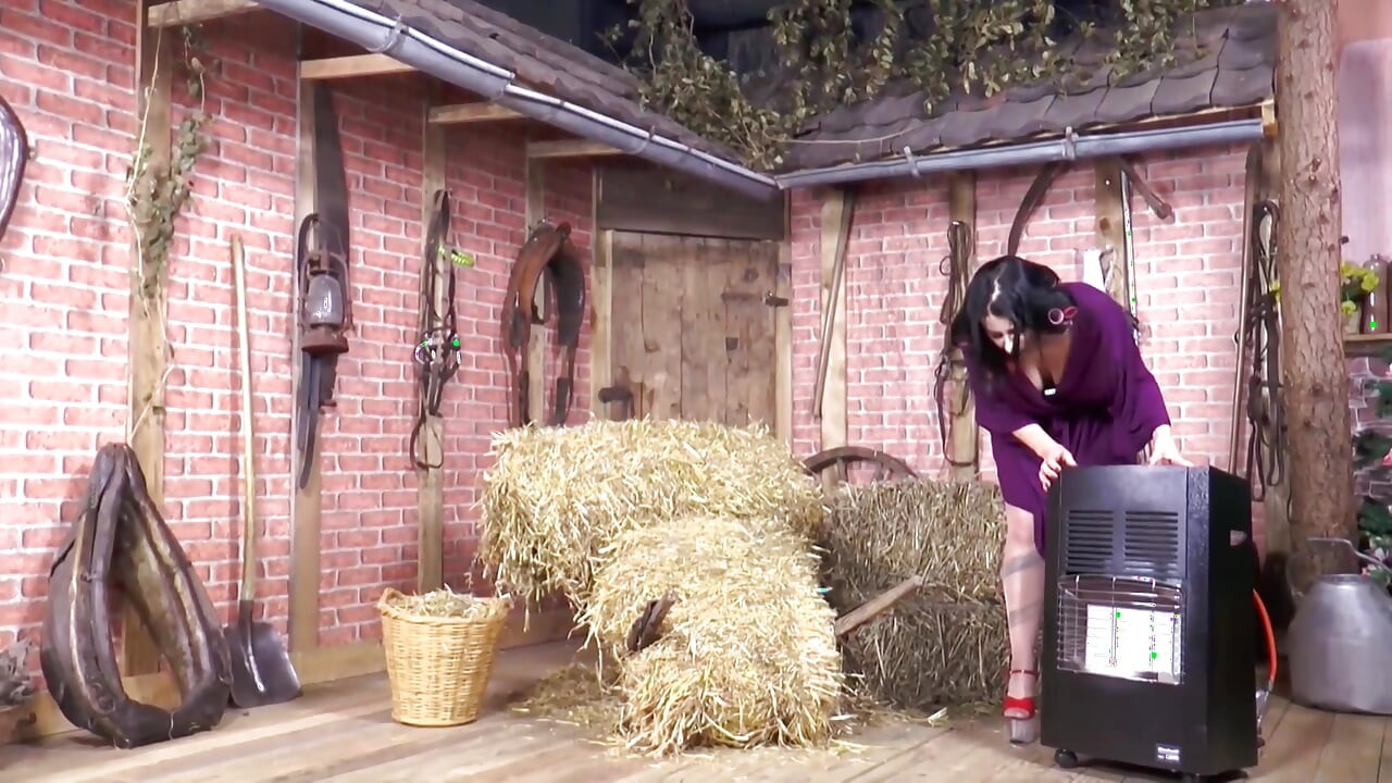 Seks dubur panas dengan si rambut coklat seksi di bangsal