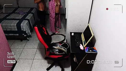 Замужняя изменяет своему с соседом следующим внизу