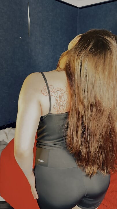 Bruneta tatuată tachinează frumusețe asiatică, axile și decolteu focus