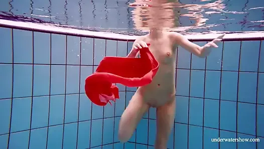 Avenna, chatte nue sexy, nage nue dans la piscine