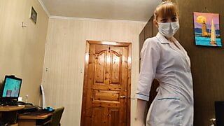 Niespokojna pielęgniarka lecząca chorego