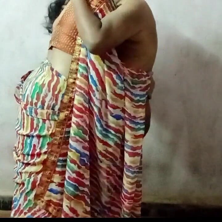 देसी सौतेला पापा अपनी युवा पत्नी को चोदता है