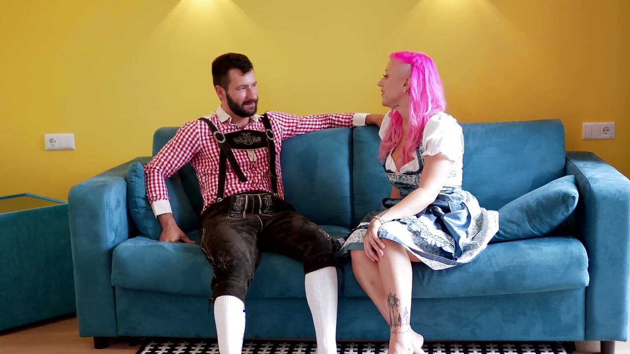 gulaabi baalon vaali chodne laayak mammi dirndl poshaak men jordaar savaari karti hai