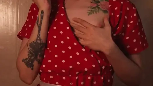 День стирки . Я застукал свою соседку за дрочкой в прачечной и жестко трахнул ее дырочки (Любительское комедийное порно)