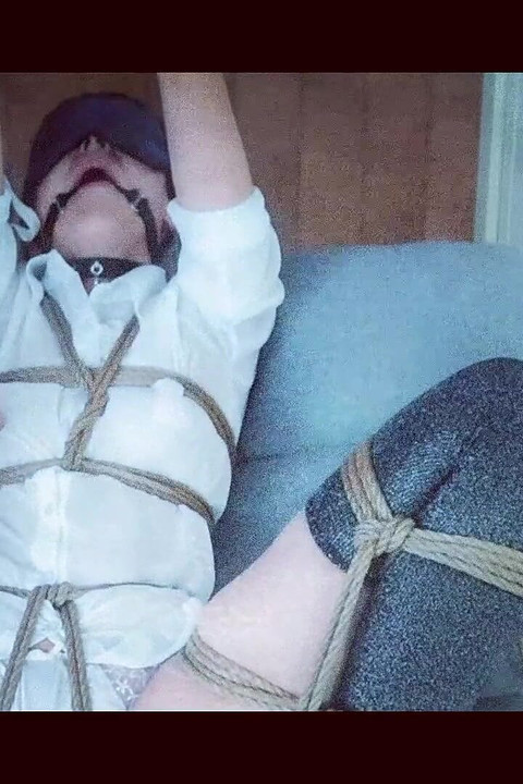 Jag försökte spela ett skämt på min ögonbindel och bunden kvinnlig vän