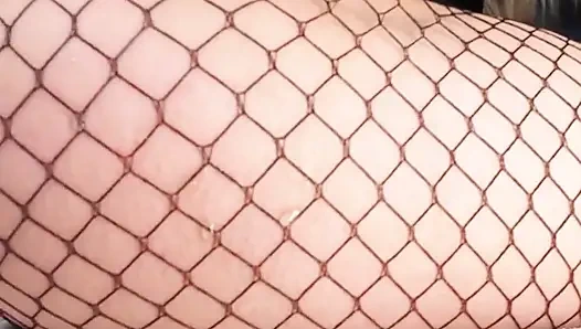 Kencing dengan stoking jala dan kait di pantatku