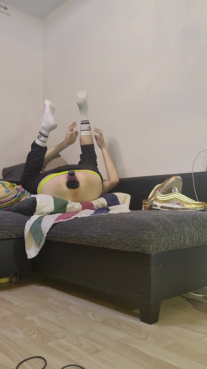 Látványos pillanat a "(GER) Sporty AssBitch büdös AirMax97-ben, zokni és Jockstrap nagyon mélyen kifeszítve és edzve és"
