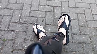 Crossdressing publik - thong platform seksi dan legging lateks