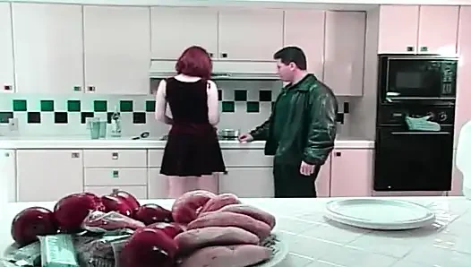 Rothaariges schätzchen genießt es, leidenschaftliches lecken ihrer haarigen muschi