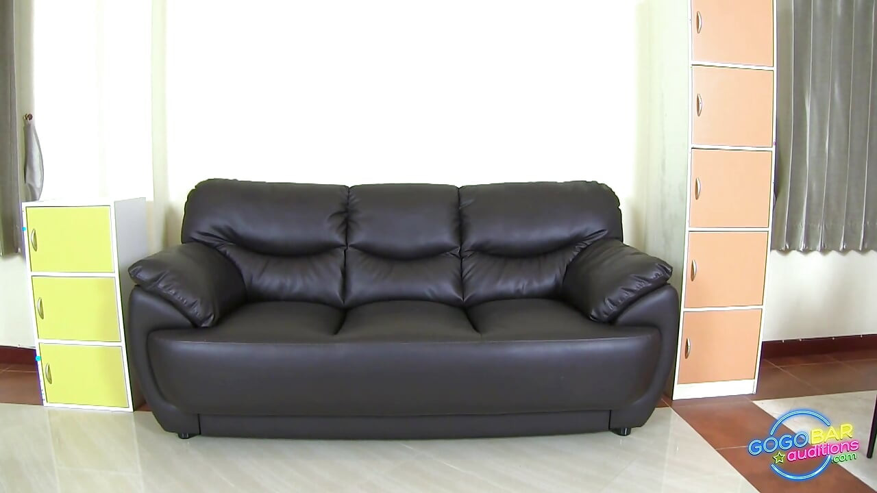 สาวตัวเล็กพอใจหลังจากขี่ควยใหญ่ผิวขาว