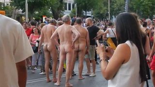 Hombres desnudos en público