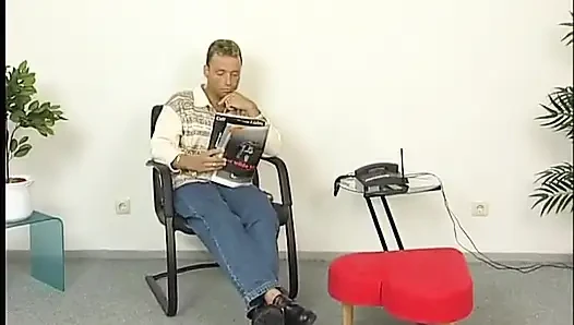 Deri iç çamaşırlı hatun onu boşaltıyor