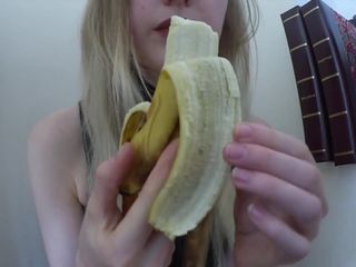 Eine Banane essen