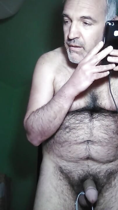 我叫一个女孩, 当我和她说话时, 我用我的球被我的运动鞋蕾丝绑住, 抚摸我的鸡巴.