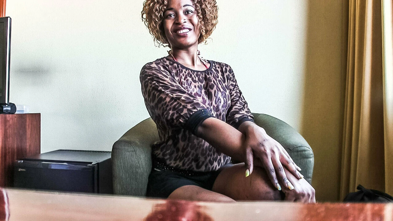 A Wannabe modellügynök megdugja az igazi afrikai milfet az interjú után