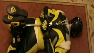 Yellow and Black - Bikersklave ist gefesselt