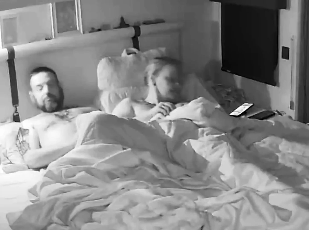 欲火中烧的丈夫用他热辣的精液填满了我