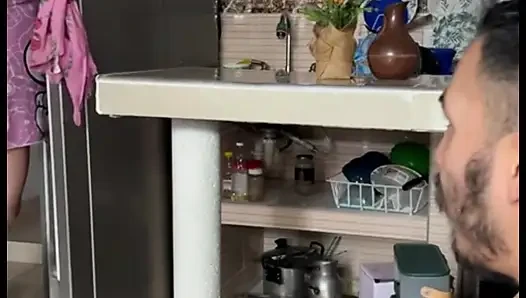 Мачеха мастурбирует на кухне своими огромными сиськами