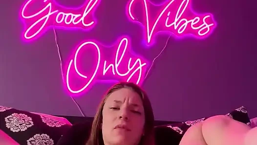 Ayak parmaklarını emiyor ve oyuncakla oynuyor