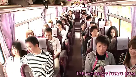 Japonesas adolescentes em ação em grupo em um ônibus