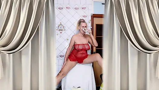 Lukerya si ibu rumah tangga hot menggoda sambil ngopi pagi-pagi dengan gaun jaring merah.