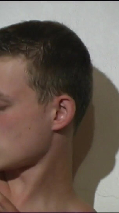 ホットなティーン男子がスリーサムで激しくセックス |クリップ2