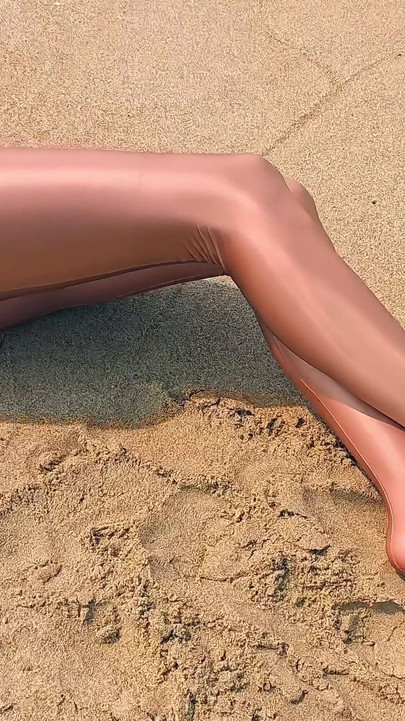 901 Sjajni zlatni spandex najlonke i trikao na plaži