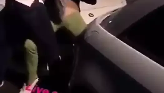 Brytyjska dziewczyna palcami na samochodzie